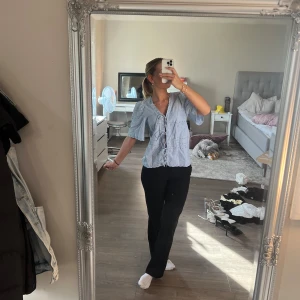 Ljusblå topp - Jätte fin ljusblå topp med fina detaljer från vero Moda Stl M med 3 knyt snören fram