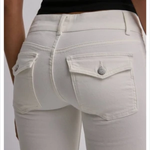 Vita jeans - Otroligt fina jeans från Nelly, kommer tyvärr inte till användning och har använts en gång.🌸