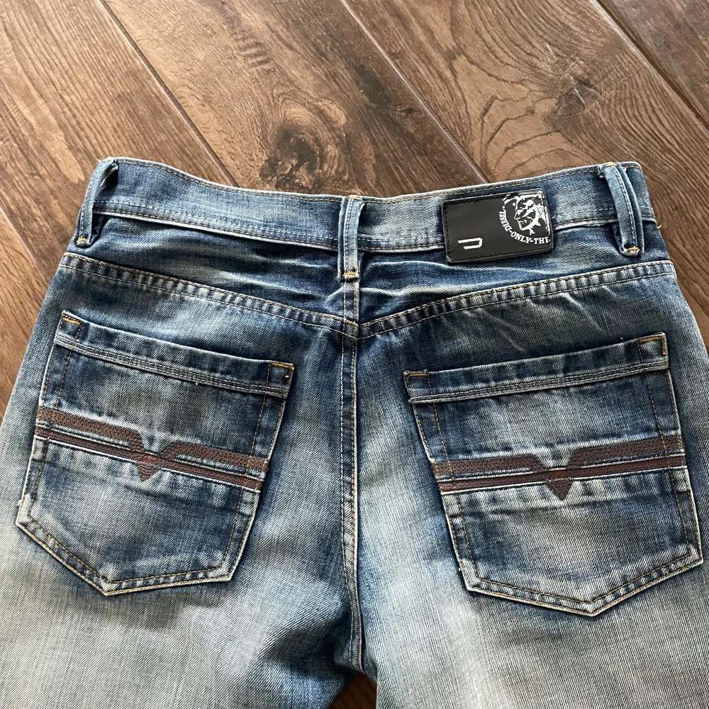 Hej säljer ett par snygga vintage diesel industry jeans som är vida ner till. Dem har sjukt snygg wash och passar 32-34. Skriv om du har några frågor ✍🏻😊. Jeans & Byxor.