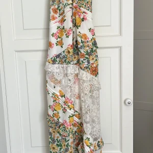 For Love and Lemons klänning - Använd 2 gånger Spets Justerbar