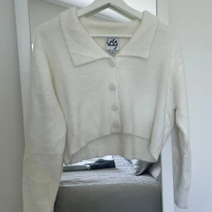 Vit kort tröja - En vit kort tröja i väldigt skönt och gosigt material. Sitter lite oversize.