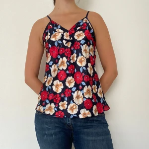 Blommig top - Otroligt söt blommig topp som jag köpte i Paris på ett vintage butik. Passar perfekt till fest, middag eller bara när man vill klä upp sig! Använd några gånger men inga defekter ❤️‍🔥