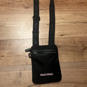 Valentino axelrems väska - Jätte fin helt ny valentino axelrems väska :) pris kan disskuteras 