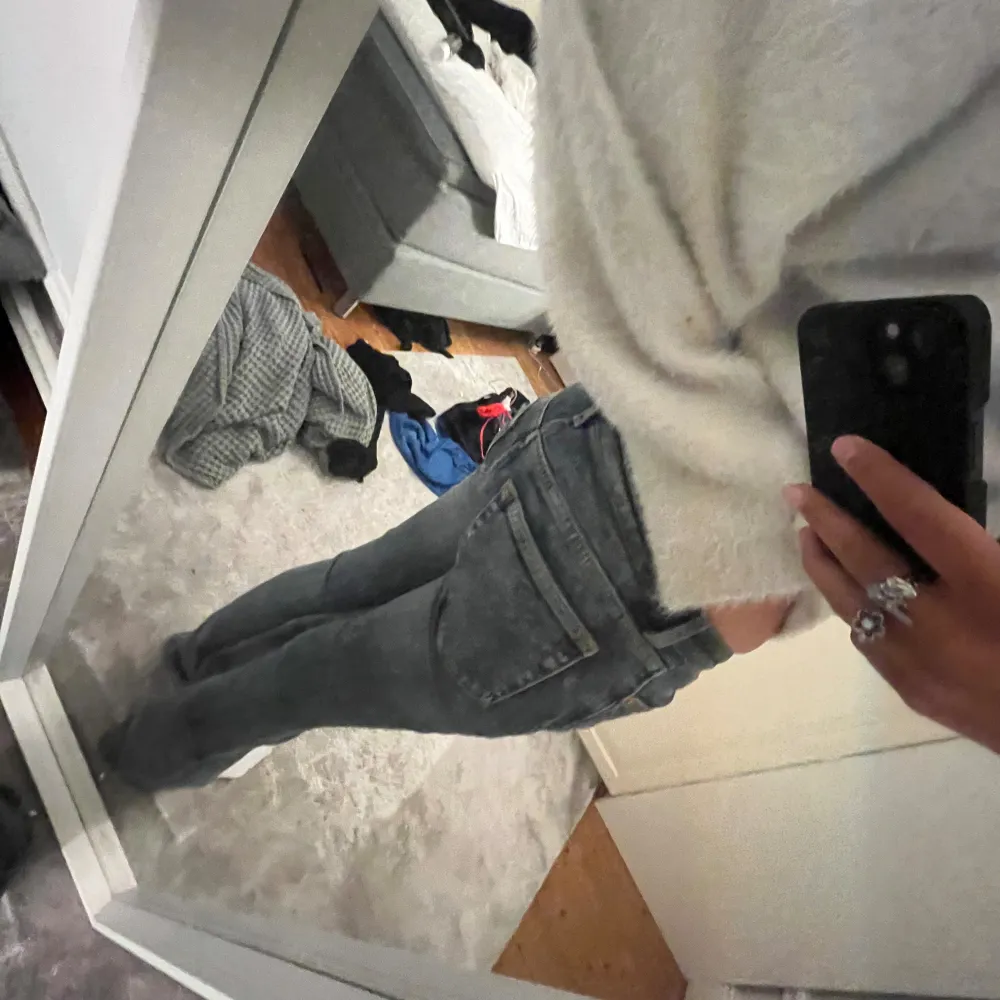 Ett par lågmidiade jeans från weekday, säljer pga ingen användning. Nästan oanvända💕 lågmidiade+bootcut. Hör av er vid fler bilder och intresse, pris kan diskuteras! Har vanligtvis 32/34. Jeans & Byxor.