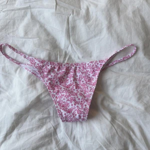 bikiniunderdel med rosa blommor - söt rosa blommig bikinitrosa. säljer även matchande bikiniöverdel 