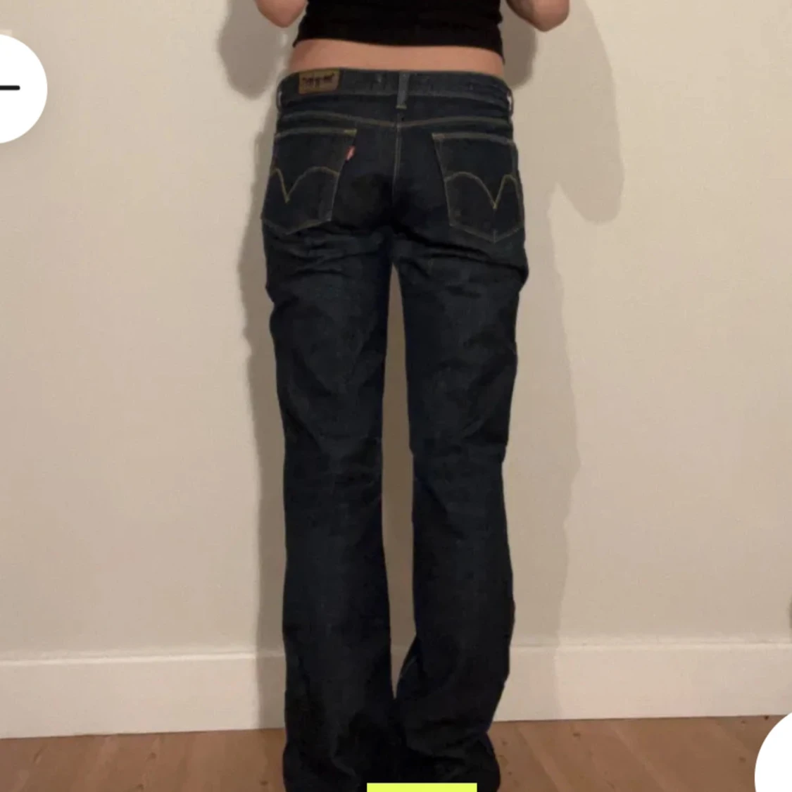 Mörkblåa levis jeans  - 90