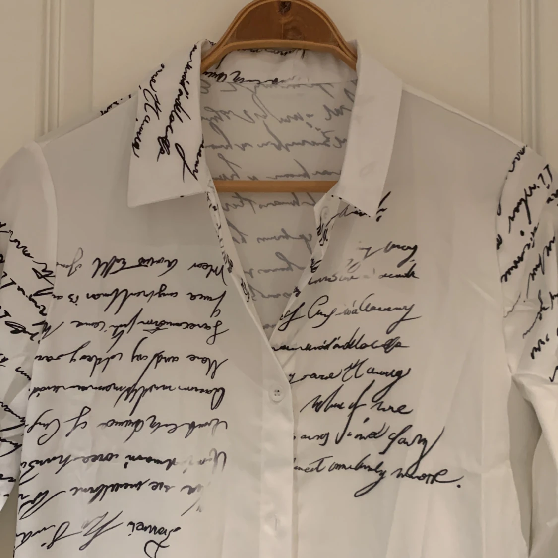 Vit långklänning med textmönster - 90