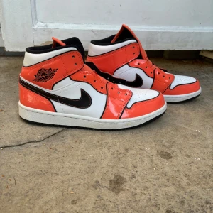 Air Jordan 1 Mid Turf Orange Sneakers - Säljer Air Jordan 1 Mid Turf Orange Sneakers, sparsamt använda. Skosnören och låda följer med. Stl 44. Dom är äkta.