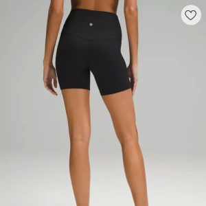 Lululemon - Säljer mina högmidjade lululemon shorts då dom inte kommer till användning🩷 Väldigt sparsamt använda, precis som nya✨Nypris 680 kr 
