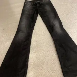 Lågmidjade disel jeans som tyvärr är försmå för mig i midjan.  W28 Innerbenslängd 77 cm