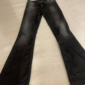 Lågmidjade disel jeans - Lågmidjade disel jeans som tyvärr är försmå för mig i midjan.  W28 Innerbenslängd 77 cm