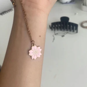 rosGuld Halsband med rosa blomma - Rosguld halsband