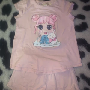 Ett fint pyjamas sett - En söt pyjamas som säjs med en bild på tröjan. Både tröjan och shortsen har samma storlek.