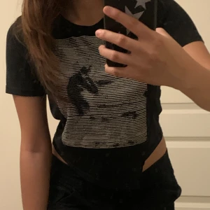 Svart tröja med tryck - Svart tröja med rund krage och vitt tryck från dazy