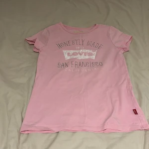 Rosa Levis tröja  - En söt Levis tröja. Den har ett litet hål på tröjan se bild 3 4 5. 💕