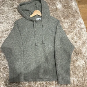 Zara hoodie stickad  - Nu säljer jag min stickade Zara hoodie som jag har använt Max 2 gånger,  säljer pga att den ej kommer till användning 