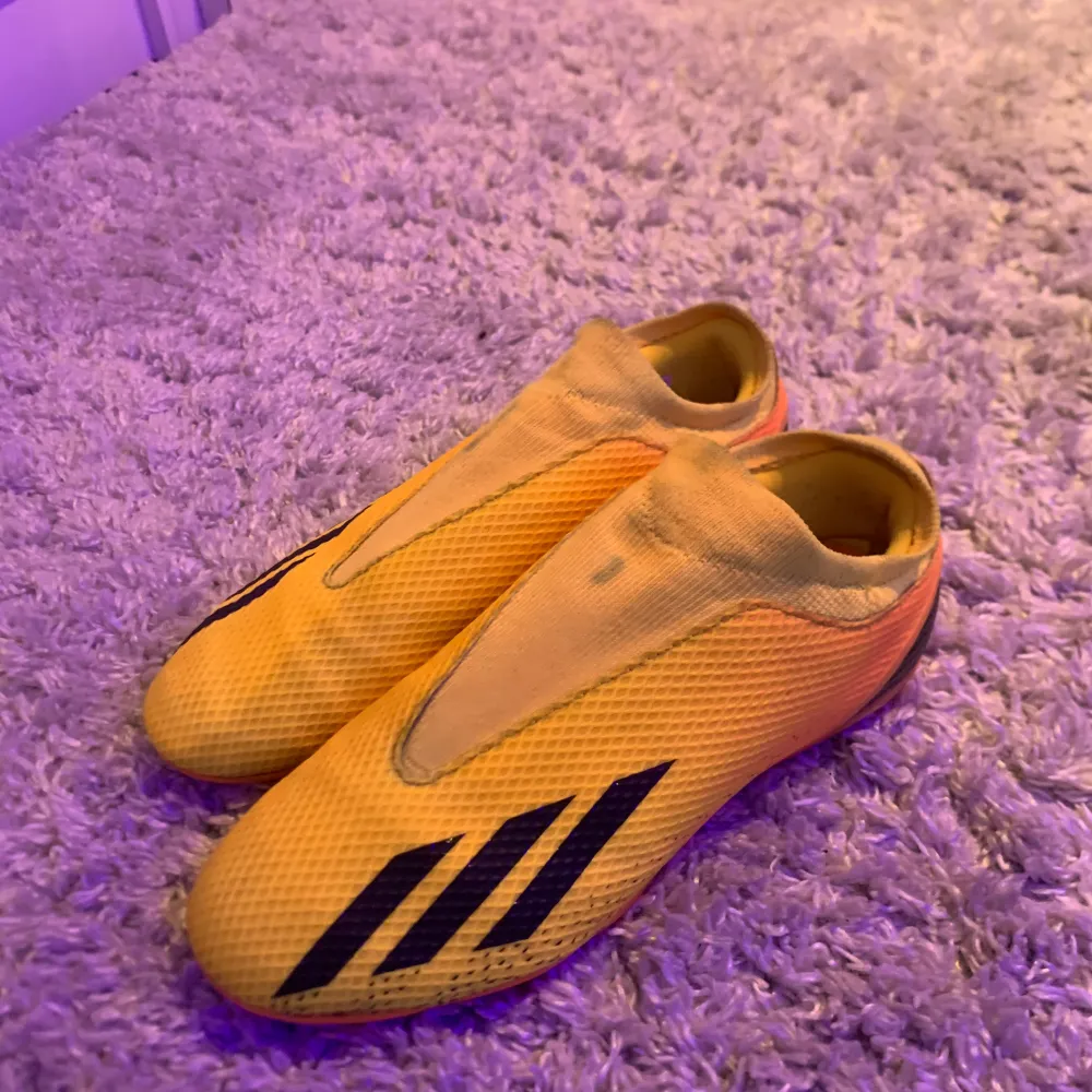 Adidas Fotbollskor i storlek 38 2/3 i bra skick. Skorna är använda ca 10 ggr.. Skor.