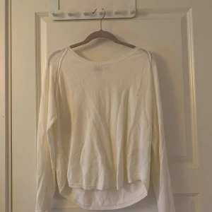 Vita tröja  - Vit långärmad tunn tröja från boomerang. Ny pris 1000kr Använd få gånger.