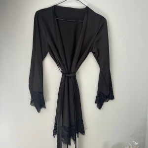 Kimono  - Svart kimono i silket aktigt tyg & spets. Köpt i spanien