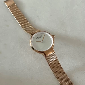 Bering Klocka  - Jättefin roséguld klocka som är i rostfritt stål och safirglas. Fick den som present och är helt ny men säljer pga att jag redan har en klocka. Nypris 2416kr. Säljer för 2000kr. Pris kan diskuteras! Skriv om ni är intresserade🩷