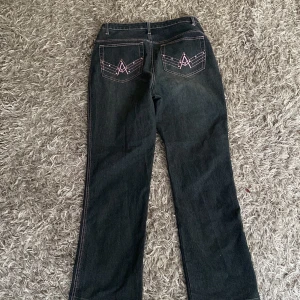 Raka /baggy jeans   - Raka/baggy jeans sitter lite tajt vid låren har storlek 38 som referens  dessa jeans är inte från Sverige så tror nt de går o hitta likadana 