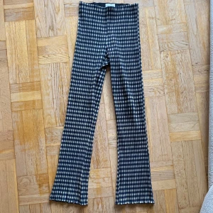 Holzweiler byxor - Snygga plisserade utsvängda byxor från Holzweiler