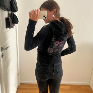 Ziphoodie - Säljer denna snygga ziphoodie från hard rock. Storlek XS