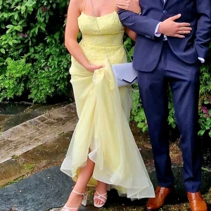 Balklänning - Superfin klänning köpt på plick. Jättefint skick förutom att ”släpet” blivit lite smutsigt. Kan skicka med väskan gratis om någon vill ha den 😆