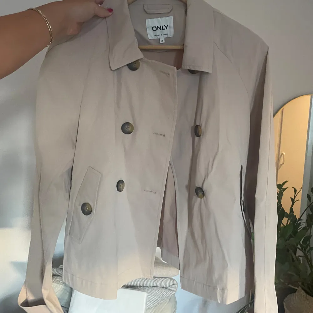 Säljer en oanvänd trenchcoat. Ordinariepris 600kr. Säljer för 300. Jackor.