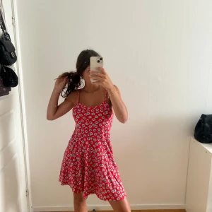 Klänning - Söt röd klänning perfekt till sommaren, jätteskönt material och luftig. Storlek S