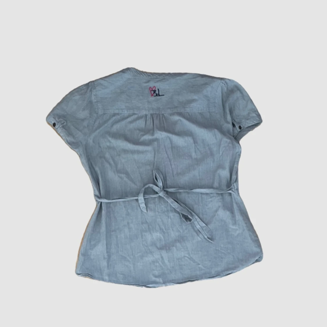 Grå blus med broderi - 90