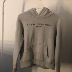 Hej säljer nu denna Tommy hilfiger hoodien då den inte används, den är i superbra skick. Original pris .699kr (ej gratis frakt)