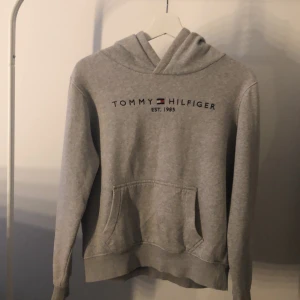 Tommy hilfiger hoodie - Hej säljer nu denna Tommy hilfiger hoodien då den inte används, den är i superbra skick. Original pris .699kr (ej gratis frakt)