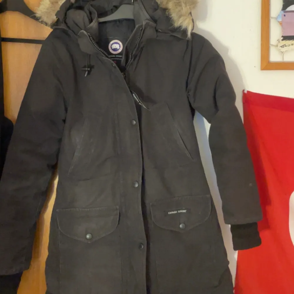 Lång canada goose jacka, använd ett bra tag där av priset. Ett litet håll i sömnen som inte har syns om man inte lyfter på den. Jackan har spännen innanför jackan så man kan variera mellan storlekar.. Jackor.