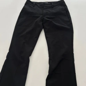 Kostymbyxor - Svarta kostymbyxor från BikBok i modellen ”VERA”🖤 byxorna är i fint skick, skriv privat om ni vill ha fler bilder!