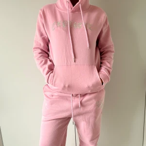 Rosa mjukis set  - Super skönt set i rosa med fina glittriga detaljer. Bra skick och inga fläckar. 😁