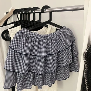 Minikjol med volanger - SÅ SNYGG kjol från Zara! Den är vit- och blårutig och i storlek medium men passar mig bra som är s💕