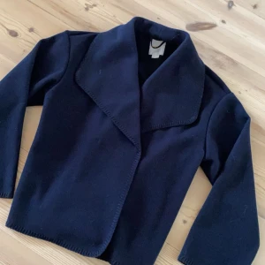 Kappa - Skiiitsnygg kappa som tyvärr inte passar på mig. Den är använd några gånger under våren men jättefint skick! Strl 158/164 men sitter som en xs