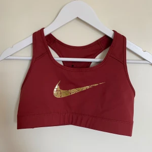 Sporbh från nike - Sporttop/sportbh från Nike. Superbra skick, storlek S. Säljer då den inte används. Skriv vid frågor❤️
