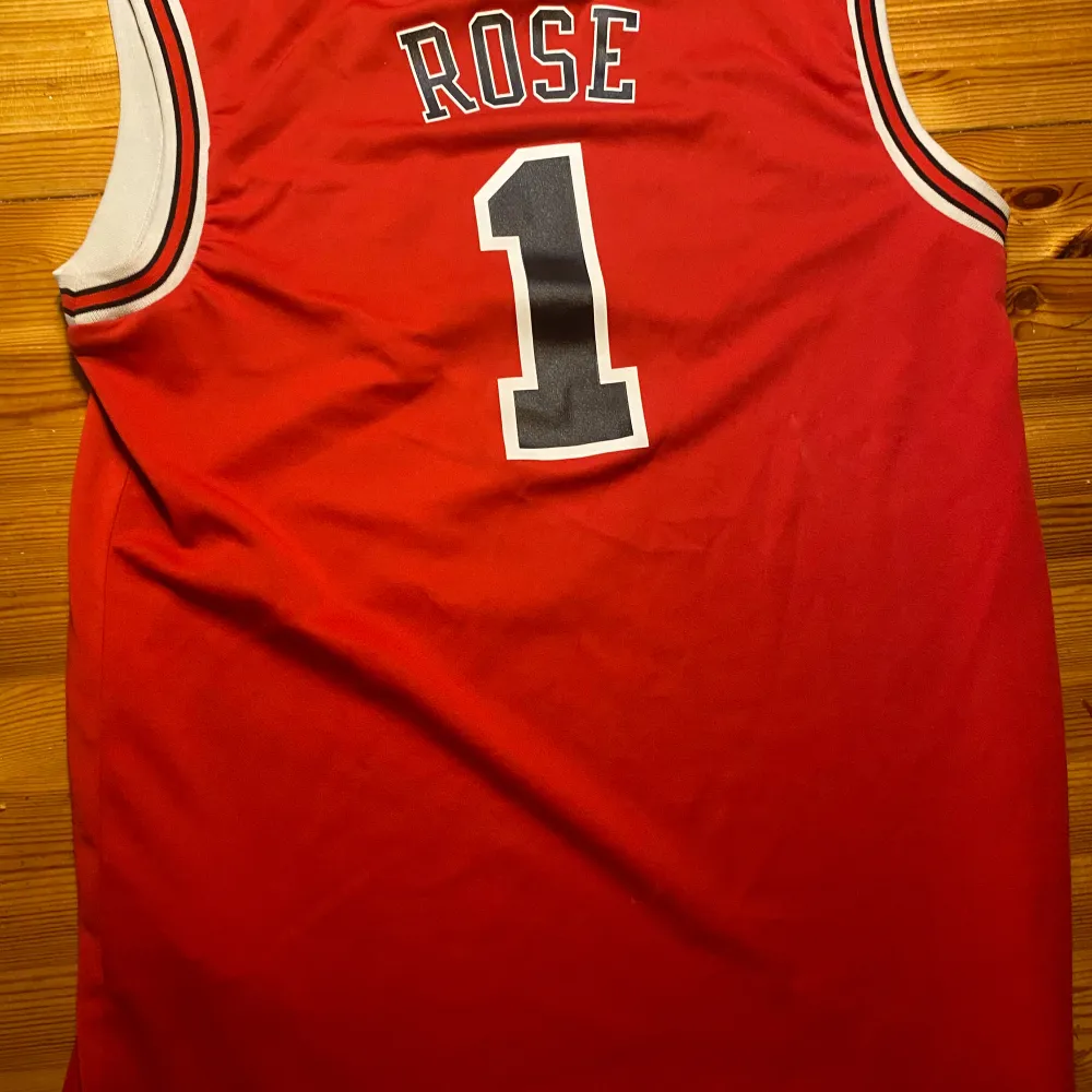 Chicago bulls #1 Derrick Rosé tröja. Värde ungefär 500kr. Pris kan diskuteras. Sportswear.