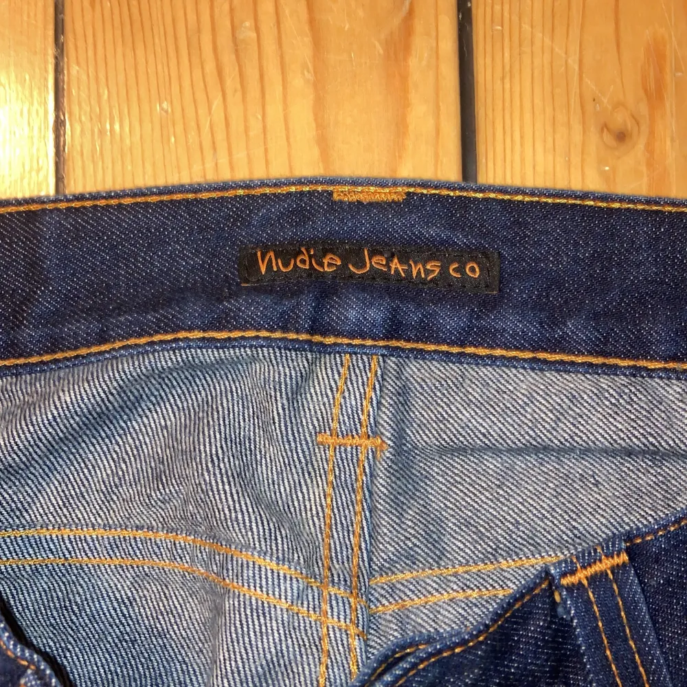 Säljer mina mörkblå jeans från Nudie i modellen Straight Alf. Köpte från Nudie butiken i GBG för 1600.  30/32.  Hör av er vid frågor!. Jeans & Byxor.