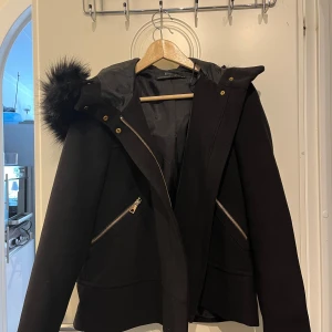Zara kappa stl S - Svart kappa med fuskpäls luva