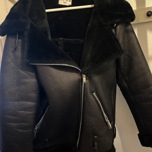 Pu läder jacka  - Pu läder jacka från na-kd Storlek L