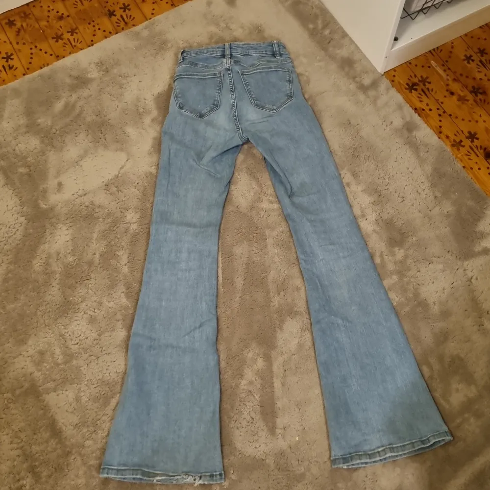 Säljer dessa super snygga flare jeansen för att de har blivit för små. De är mid waist men ändå ganska låga. I bra skick förutom att de har pytte lite uppskrapning på ena benet längst ner som man ser på bilderna så är det jättelite. Möts bara upp!!❤️. Jeans & Byxor.