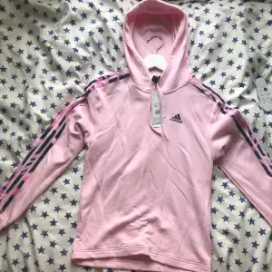 Rosa adidas hoodie, aldrig använt (darför jag säljer den) har inga fläckar eller hål