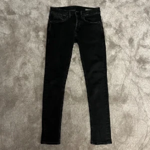 Dondup jeans  - Hej, säljer ett par dondup George jeans den mest eftertraktade modellen för endast 699 skick 9/10 inga defekter.