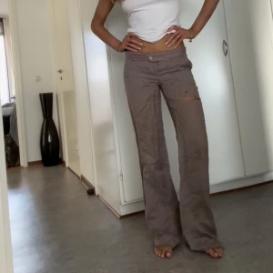 Linnebyxor - Så snygga och trendiga lila/bruna lowwaist linnebyxor. Superbra skick. Är 1.71 och de är super i längden. Älskaaaar💕 (har ett hål som går att sy) 