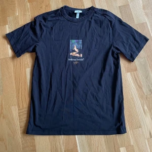 H&M t-shirt! - Riktigt snygg H&M t-shirt med coolt tryck på bak och fram! Storlek S men lite större 