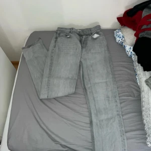 Jeans - Grå jeans från GinaTricot i storlek 36
