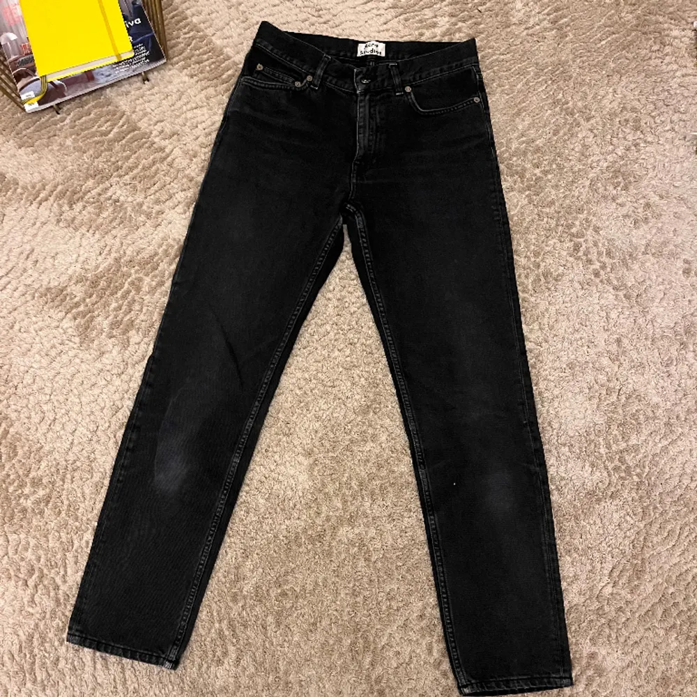 Vintage acne jeans i en grå/svart tvätt. I modellen ”Boy Black”, endast använda några gånger och i bra skick. De är i storlek w24L32. . Jeans & Byxor.